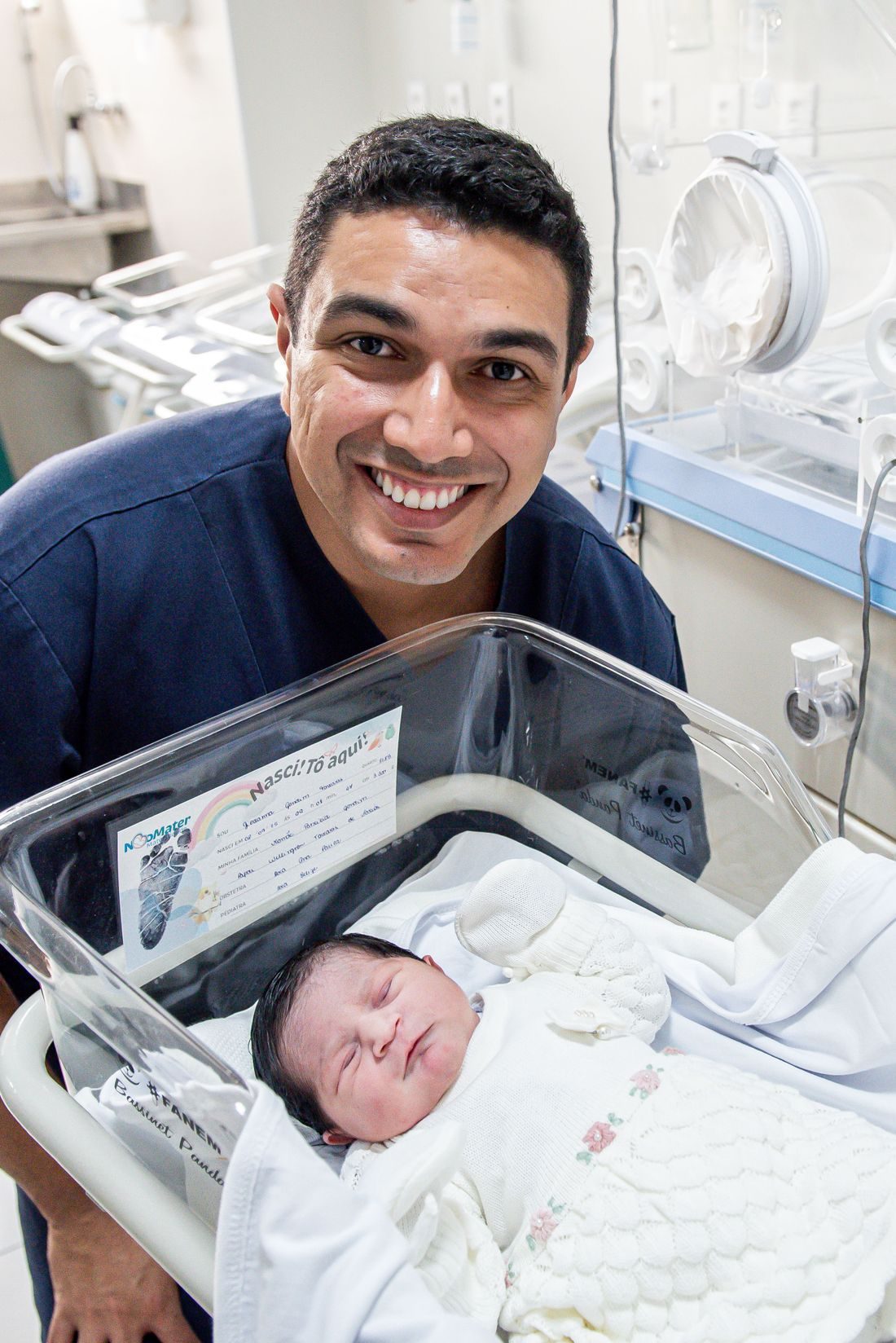 Parent aupres de son premature en couveuse